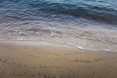 Kumsalda deniz sörfü