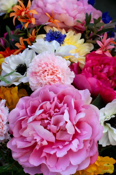 Renkli plastik çiçeklerin arkaplanı