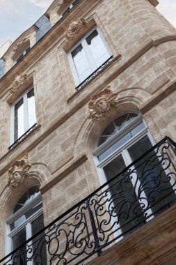 Taş bir cepheye demir balkon döşedim.