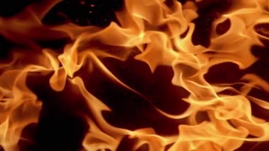 Karanlıkta parlak turuncu ateş - yaklaş