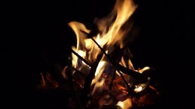Kamp sırasında gece kamp ateşi yanıyor. Kapatın.