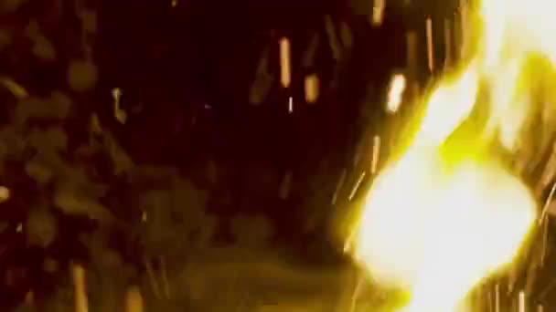 Feuer Brennt Der Nacht Aus Nächster Nähe — Stockvideo