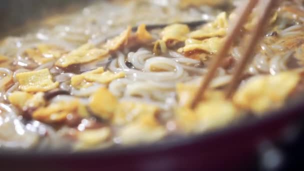 Mezcla Deliciosos Fideos Tofu Con Palillos Cerca — Vídeos de Stock