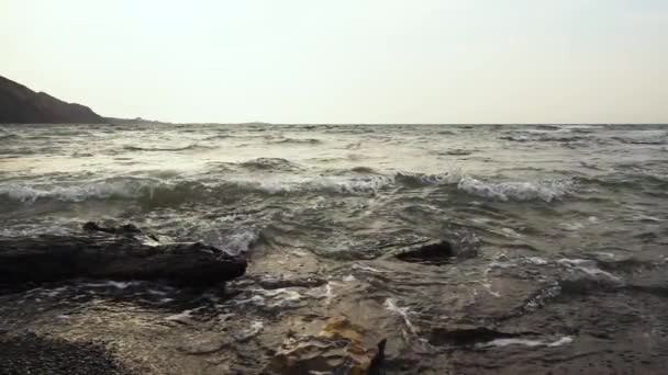 Schöne Wellen Des Phuket Meeres Die Bei Sonnenuntergang Gegen Die — Stockvideo