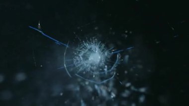 Kurşun geçirmez cama isabet etmiş. Ağır çekimde.