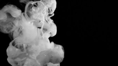 Beyaz duman, sis ya da kuru buz siyah arka planda dağılır ya da yayılır