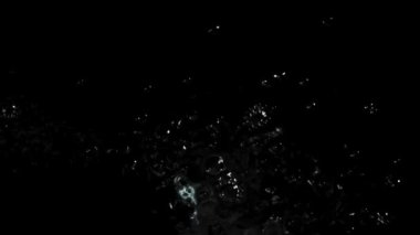 Suyun yüzeyine doğru yükselen küçük beyaz kabarcıklar. Yaklaş.