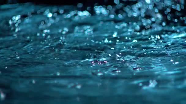 Vackert Blått Vatten Som Flyter Och Bubblar Mörk Bakgrund Grafik — Stockvideo