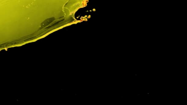 Gießen Leuchtend Gelber Flüssigkeit Auf Schwarzem Hintergrund Zeitlupe — Stockvideo