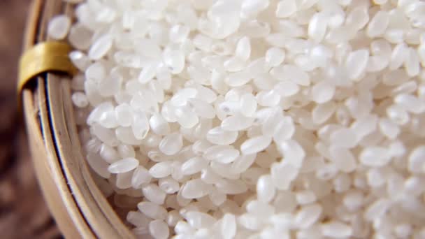 Μακρο Πλάνο Των Άψητων Ιαπωνικών Κόκκων Ρυζιού Ένα Καλάθι Winnowing — Αρχείο Βίντεο