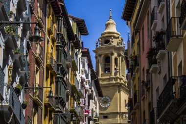 İspanya 'da Pamplona' nın renkli caddesi. Renkli yüzleri ve kilisesi ile.