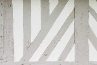 Gri yarı ahşap ev duvarı, tipik Fransız cephesi.