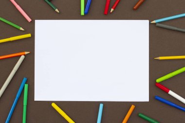 Çocuk masası, okul, beyaz kağıda renkli kalemler, fotokopi arkaplanı olan çocuklar.