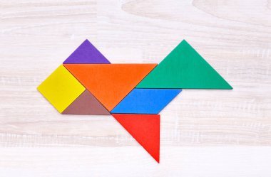 Ahşap masa uçakta şeklini içine tangram rakamlar kişi atış yukarıdan beste
