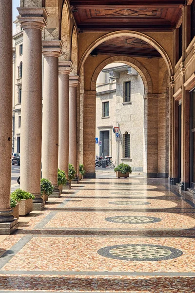 Colonnade Met Bogen Uitzicht Vanaf Binnenkant Het Centrum Van Milaan — Stockfoto