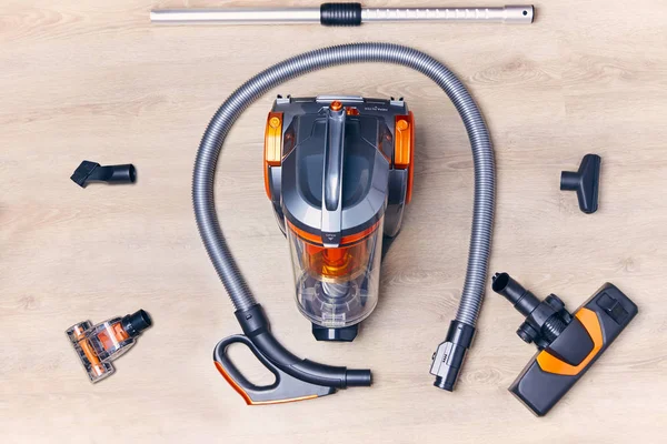 Bir konteyner ile püskürtme uçlarını ve bir hortum ile modern bir elektrikli süpürge üstten görünüm etrafında yayılmış
