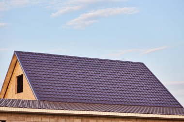 Evin çatısı ile Bordo metal kiremit kaplıdır