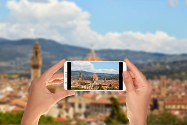 Bir turist yaz güneşli bir günde Duomo ve Santa Maria del Fiore merkezinde bir cep telefonu ile Floransa Panorama Fotoğraf alıyor