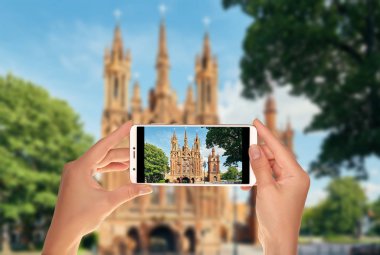 Bir turist Katolik Kilisesi St. Anne Vilnius, Litvanya bir resmi bir cep telefonu için alıyor