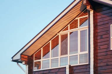 Sırlı veranda ile modern ev cephe parçası