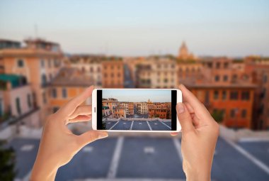 Bir turist bir fotoğraf Roma görünümünün sabahın erken saatlerinde insanlar bir cep telefonu olmadan İspanyol Merdivenleri alıyor