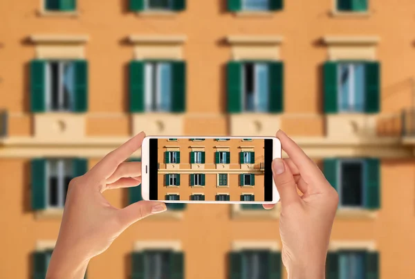 Turista Fotíte Části Průčelí Oranžové Italské Budovy Okny Zelenými Okenicemi — Stock fotografie