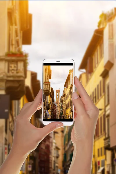 Турист Фотозйомка Міста Саду Фасаді Одного Будинків Римі Італія Мобільному — стокове фото