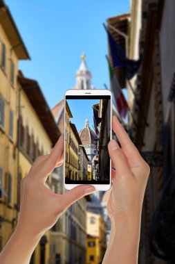 Bir turist Katedrali, Santa Maria del Fiore bitişik caddelerinden biri ile bir fotoğraf çekici. Floransa, İtalya üstünde hareket eden telefon