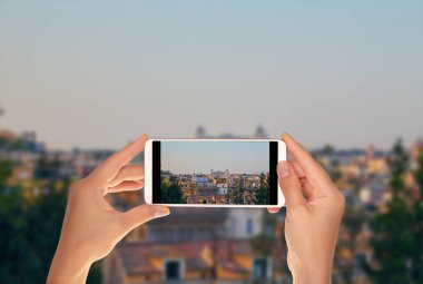Bir turist sabah panoramik Roma Vittoriano'ya anıt bir görünüm bir cep telefonu ile fotoğraf çekme