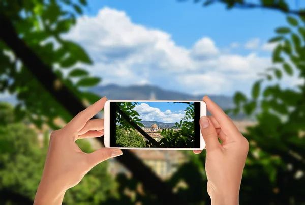 Bir turist duomo Santa Maria del Fiore fotoğraf bir kamu Parkı'ndan alıyor. Floransa, İtalya üstünde hareket eden telefon
