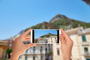 Bir turist bir fotoğraf--dan yerel duomo merdiven Amalfi şehir yaz açık güneşli bir günde bir cep telefonu atıyor