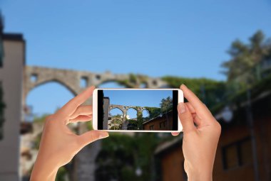 Bir turist bir fotoğraf hayatta kalan parça İtalyan su kemerleri eski şehir Salerno alıyor. Kısmen korunmuş antik su temini.