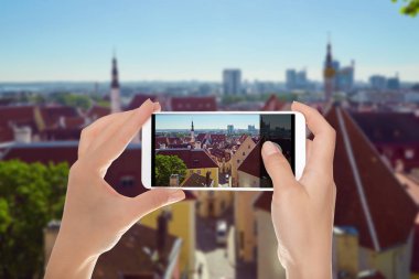 Bir adam bir cep telefonu açık güneşli bir günde Tallinn bir fotoğraf üstünden yapıyor