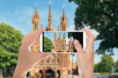 Bir adam bir fotoğraf St. Anne Katolik Kilisesi'nin bir cep telefonu Vilnius, Litvanya yapıyor