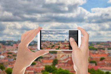 Bir adam bir fotoğraf city Vilnius bir cep telefonu üzerinde tarihi bölümünün yapıyor.