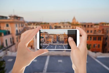 Bir adam bir fotoğraf Roma görünümünün İspanyol Merdivenleri sabahın erken saatlerinde insanlar bir cep telefonu olmadan yapıyor