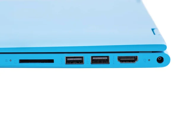 Usb コネクタ Hdmi コネクタ カード スロットと電源と現代青のラップトップの一部 — ストック写真