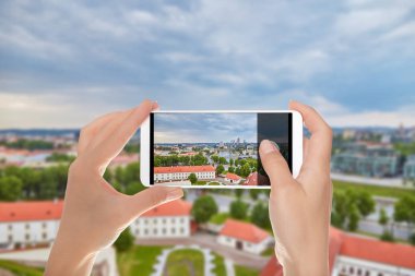 Bir turist Litvanya - Vilnius bir cep telefonuna başkenti hava panoramik bir fotoğraf yapıyor