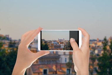 Bir turist bir fotoğraf Vittoriano'ya anıt bir görünüm üstünde hareket eden telefon ile Roma, sabah Panoraması yapıyor