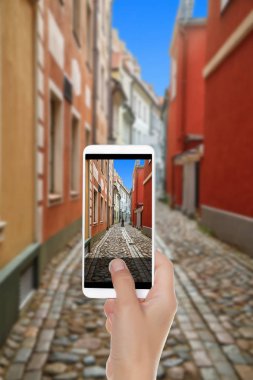 Bir adam küçük bir fotoğraf Riga'da sokak yapar