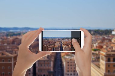Bir adam bir fotoğraf panoramik görünümünün üstünde hareket eden telefon Vittorio Emanuele anıt üzerinde Roma gözlem güverteden yapıyor