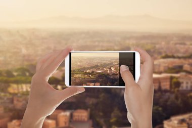 Bir adam bir cep telefonu üzerinde Roma panorama fotoğraf yapıyor
