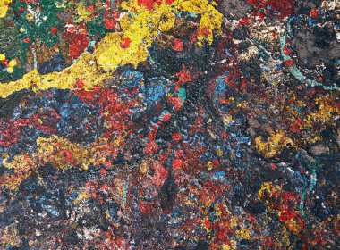 Noktalar boya kırmızı, sarı, mavi ve diğer renkler rastgele beton dökülen ve bir arka plan formu