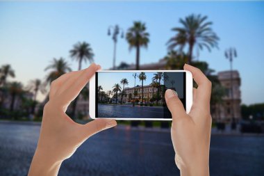 Bir adam bir fotoğrafını Adalet Sarayı Roma'da insanlar bir cep telefonu olmadan yapıyor