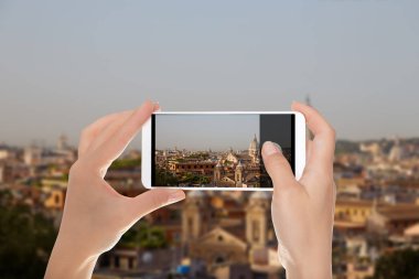 Bir adam bir fotoğrafını Roma manzarası gündoğumu mobil bir fon üzerinde açık mavi gökyüzü ile yapıyor