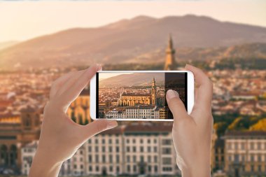 Floransa'da bazilikanın bir fotoğraf çekim bir adam