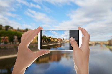 Ponte Vecchio Köprüsü'nün bir fotoğraf çekim bir adam
