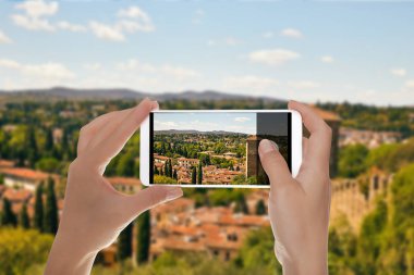 Tuscan manzara fotoğraf çekim bir adam