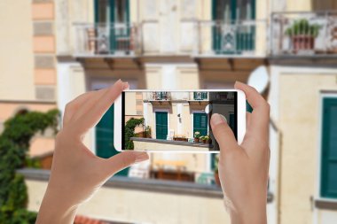 Bir adam bir fotoğrafını İtalyan balkon yapıyor