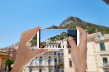 Bir adam bir fotoğraf Amalfi yapıyor